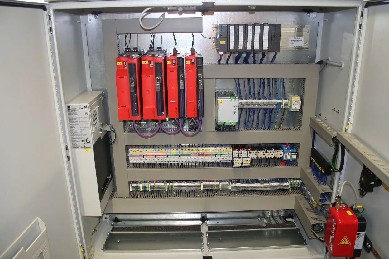 Elektrik und Steuerungsbau im Schaltschrank