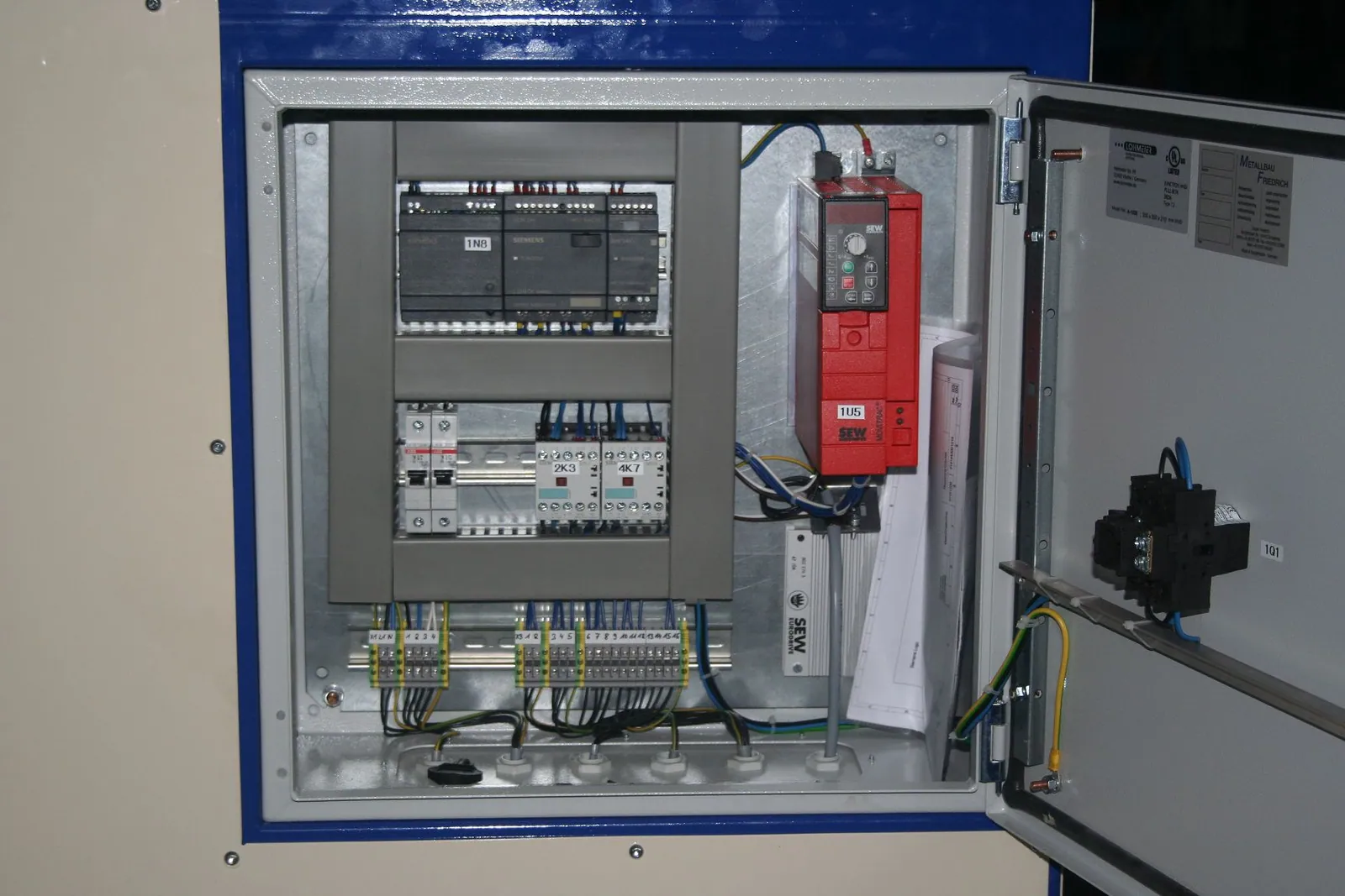 Elektroschaltschrank im Aufbau