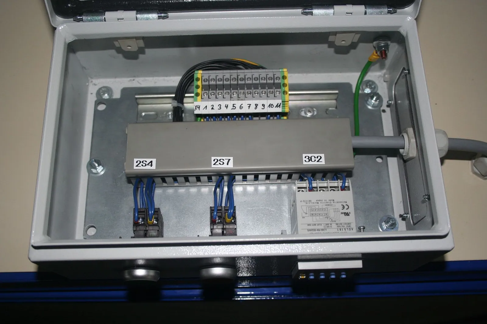 Verdrahtung eines Elektroschaltschranks