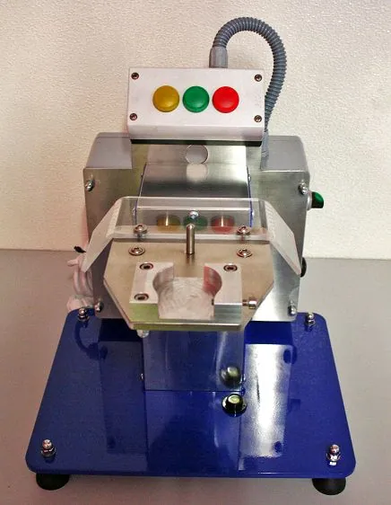 Prüfmaschine mit Schutzumhausung